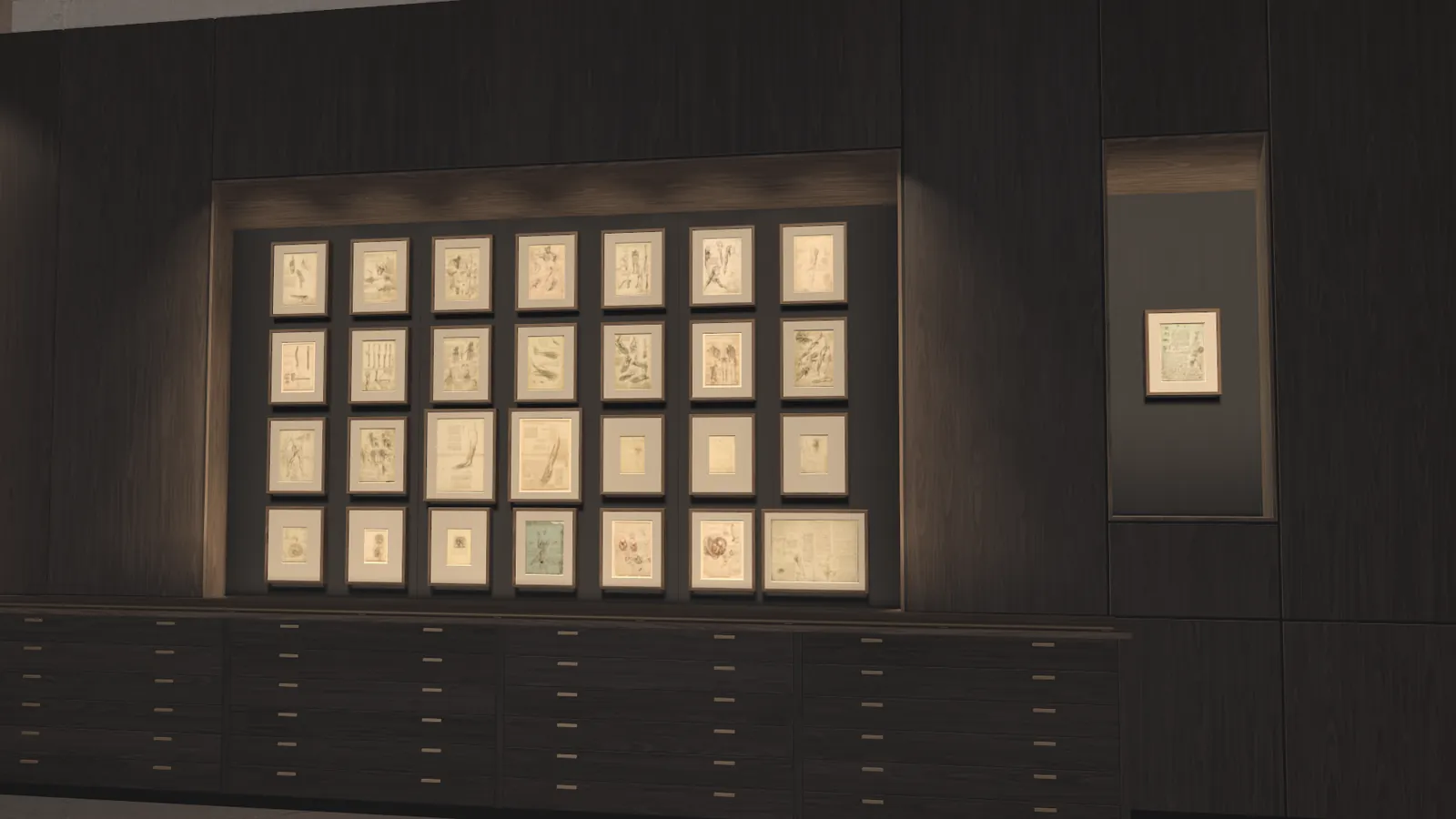 Eine dunkle, getäfelte Wand mit einer beleuchteten Vitrine voller gerahmter Zeichnungen in vier Reihen, darunter ein Schrank mit flachen Schubladen, rechts für sich eine weitere gerahmte Zeichnung. Ein Standbild aus dem Film des Museums.