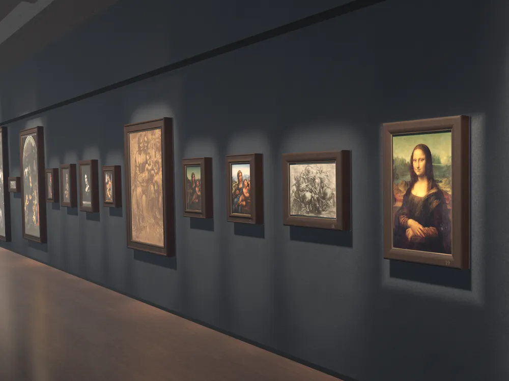 Eine lange dunkelblaue Wand mit gerahmten Reproduktionen unter Strahlern. Die Mona Lisa hängt dazwischen, und links von ihr folgen weitere Rahmen. Ein Standbild aus dem Film des Museums.