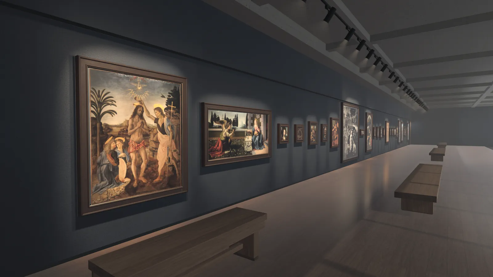 Eine lange dunkelblaue Wand mit gerahmten Reproduktionen von Gemälden unter Strahlern, vorn die Taufe Christi und die Verkündigung. Vor der Wand stehen Holzbänke. Ein Standbild aus dem Film des Museums.