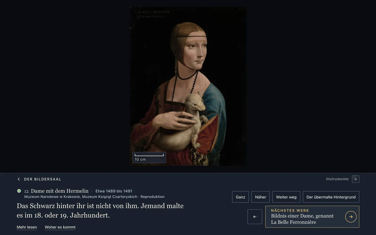 Eine Bildschirmaufnahme aus dem Flügel: die Dame mit dem Hermelin auf schwarzem Grund, eine junge Frau in rotem und blauem Kleid mit einem weißen Hermelin im Arm. Links unten im Bild ein Balken für zehn Zentimeter.