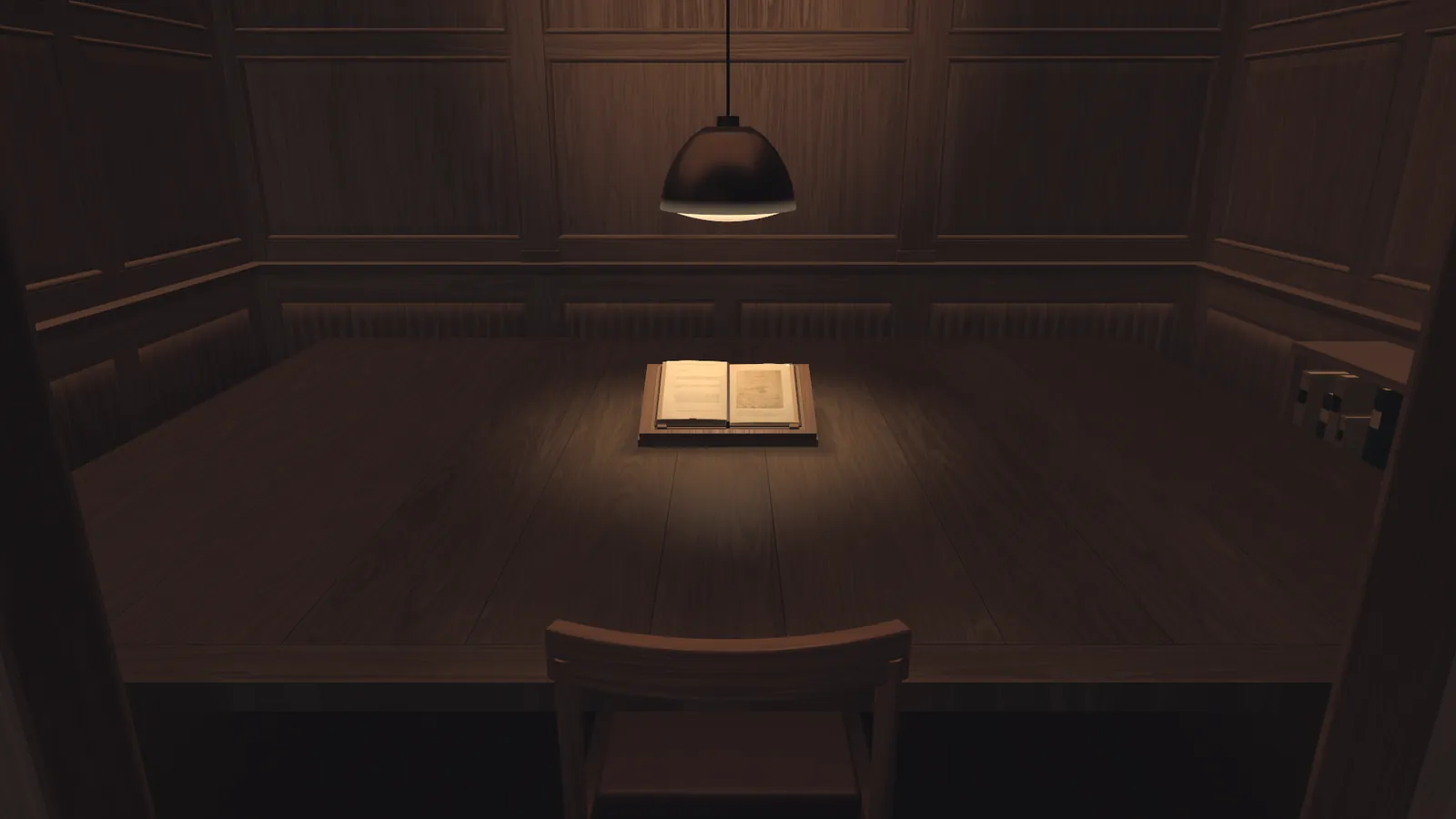 Ein dunkler, holzgetäfelter Raum mit einer Hängelampe. Unter der Lampe liegt ein aufgeschlagenes Buch auf einem langen Tisch, davor steht ein Stuhl. Ein Standbild aus dem Film des Museums.