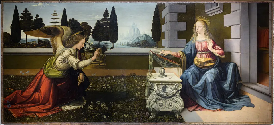 Die Verkündigung: ein Foto der breiten Tafel. Links kniet der Engel Gabriel mit einer Lilie auf dem Rasen, rechts sitzt Maria an einem verzierten Lesepult vor einer Palastwand, dahinter dunkle Bäume. Eine Reproduktion.