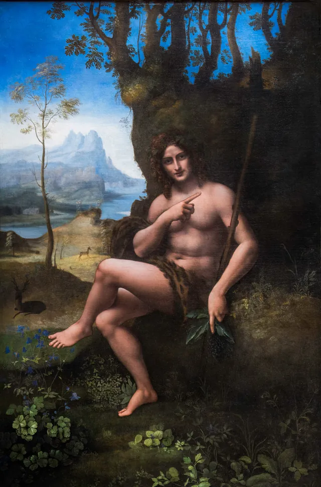 Bacchus: Ein junger Mann sitzt im Freien unter Bäumen, mit einer Hand zeigend, Efeu im Haar, ein geflecktes Fell um den Körper, Trauben neben ihm, oben blauer Himmel. Eine Reproduktion.