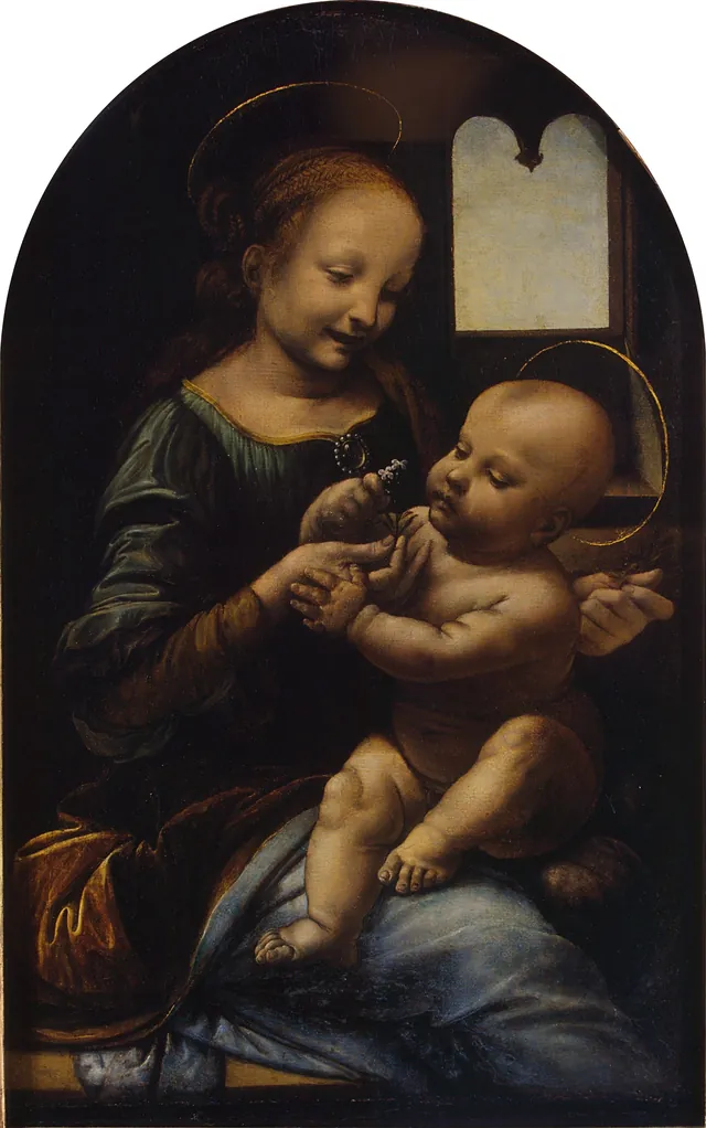 Madonna Benois: ein oben gerundetes Bild. Eine junge Maria sitzt mit dem Kind auf dem Schoß und hält ihm eine kleine Blume hin, in einem dunklen Raum mit einem kleinen Bogenfenster rechts oben. Eine Reproduktion.