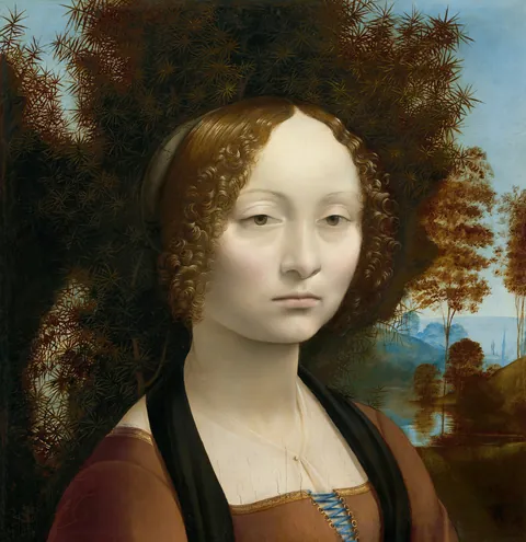 Bildnis der Ginevra de' Benci: Eine junge Frau mit gelocktem Haar blickt uns an, hinter ihr ein dunkler Wacholderbusch, rechts ein Stück Wasser und Himmel. Eine Reproduktion.