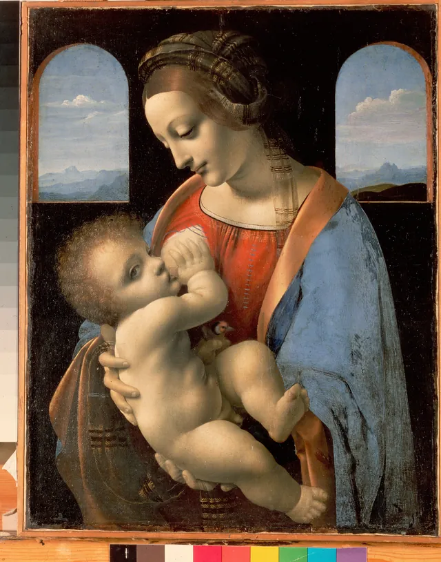 Madonna Litta: ein oben gerundetes Bild. Maria stillt das Kind in einem dunklen Raum, links und rechts je ein Fenster mit Blick auf blaue Berge. Eine Reproduktion.