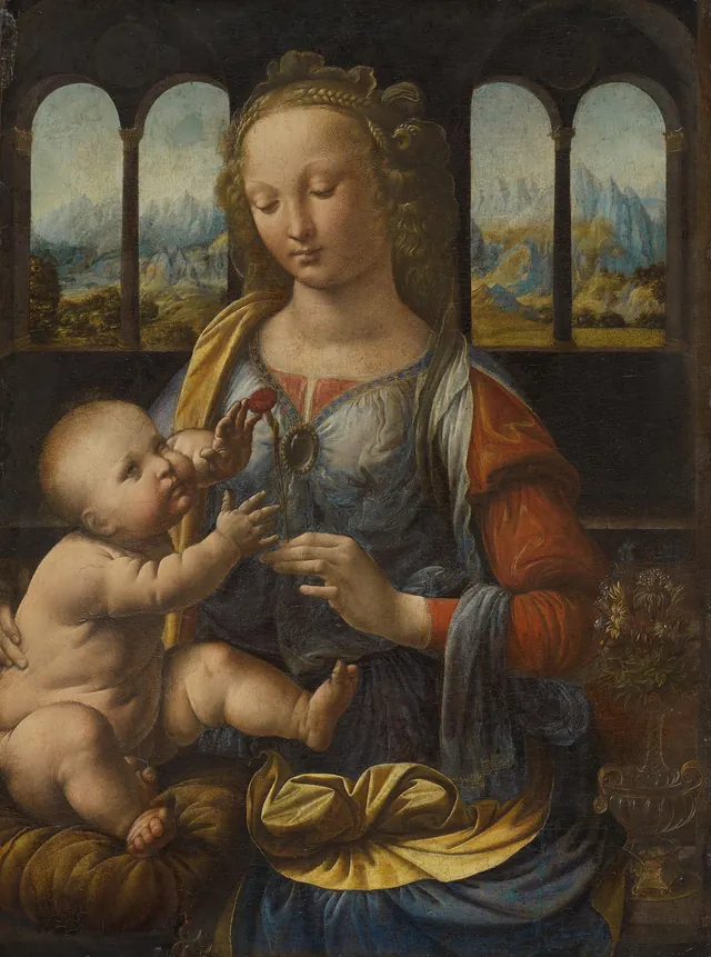 Madonna mit der Nelke: Maria in Rot und Blau sitzt, vor ihr das Kind auf einem Kissen, sie hält eine Nelke hin, hinter ihr zwei Bogenfenster mit Bergen. Eine Reproduktion.