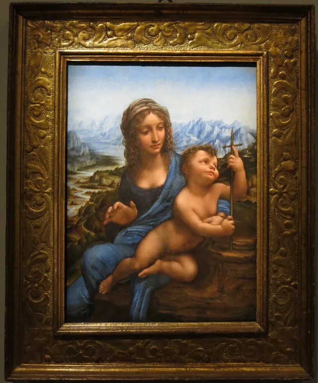Madonna mit der Spindel, Lansdowne-Fassung: fotografiert in ihrem vergoldeten Rahmen in einer Ausstellung. Maria in Blau sitzt, das Kind quer auf ihrem Schoß blickt zu einer kreuzförmigen Garnwinde auf, dahinter Berge. Eine Reproduktion.