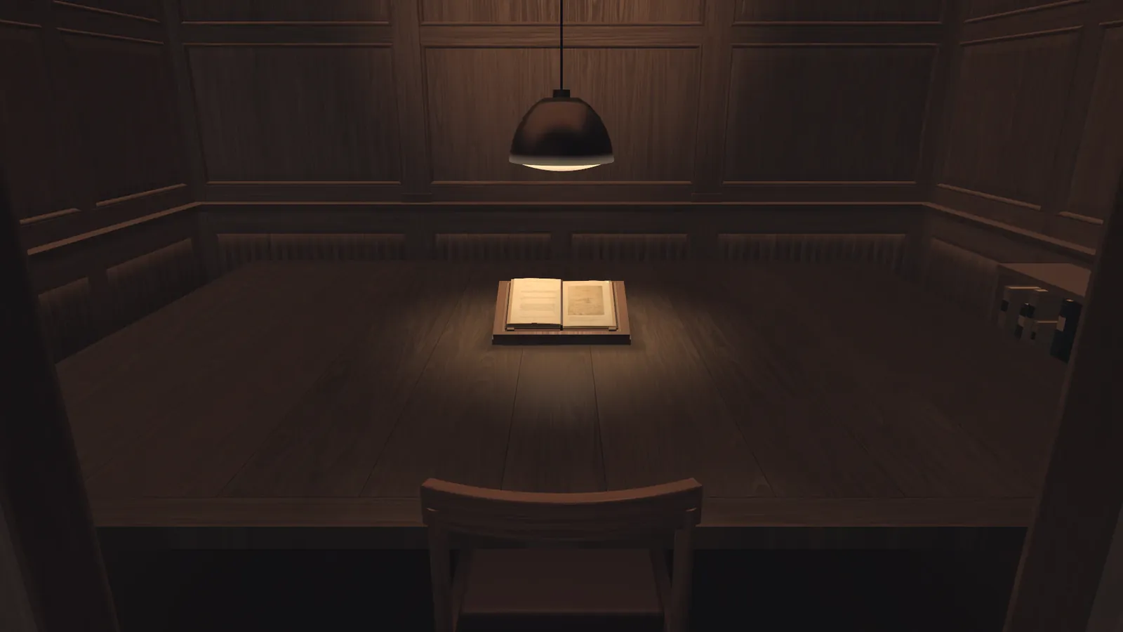 Ein dunkler, holzgetäfelter Raum mit einer Hängelampe. Unter der Lampe liegt ein aufgeschlagenes Buch auf einem langen Tisch, davor steht ein Stuhl.